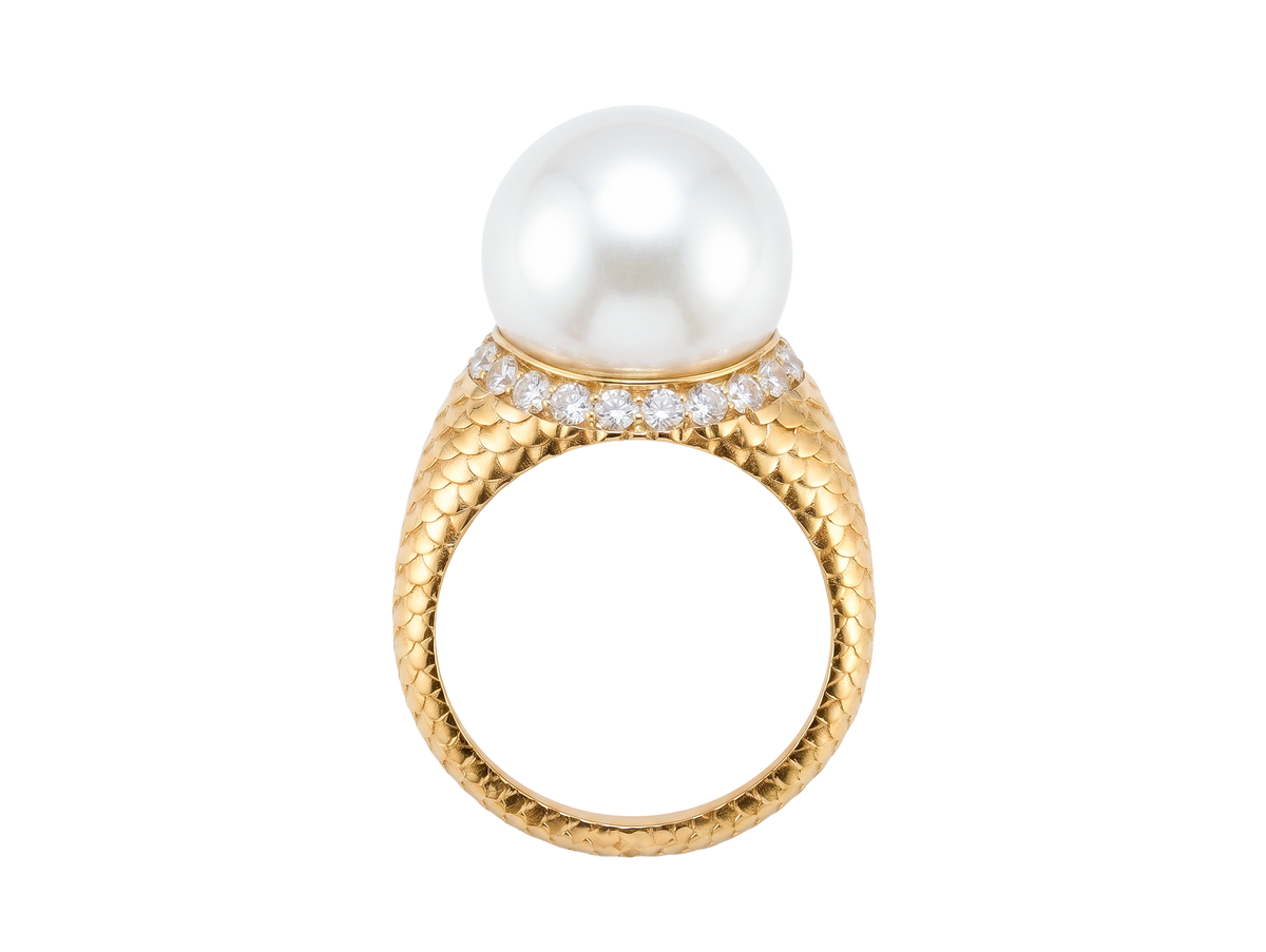 Colette Falchet Alma Mater ring in 18k yellow gold, shown from the side with a white South Sea pearl, natural diamonds and a sculpted scale-pattern band.